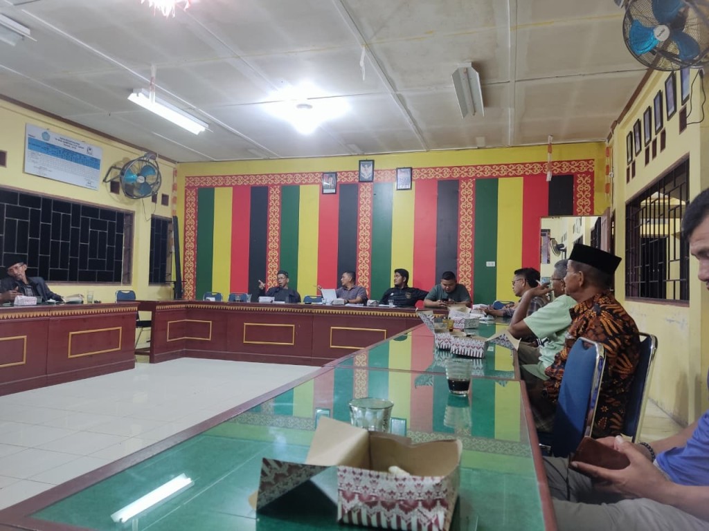 Musyawarah membahas urusan gampong.