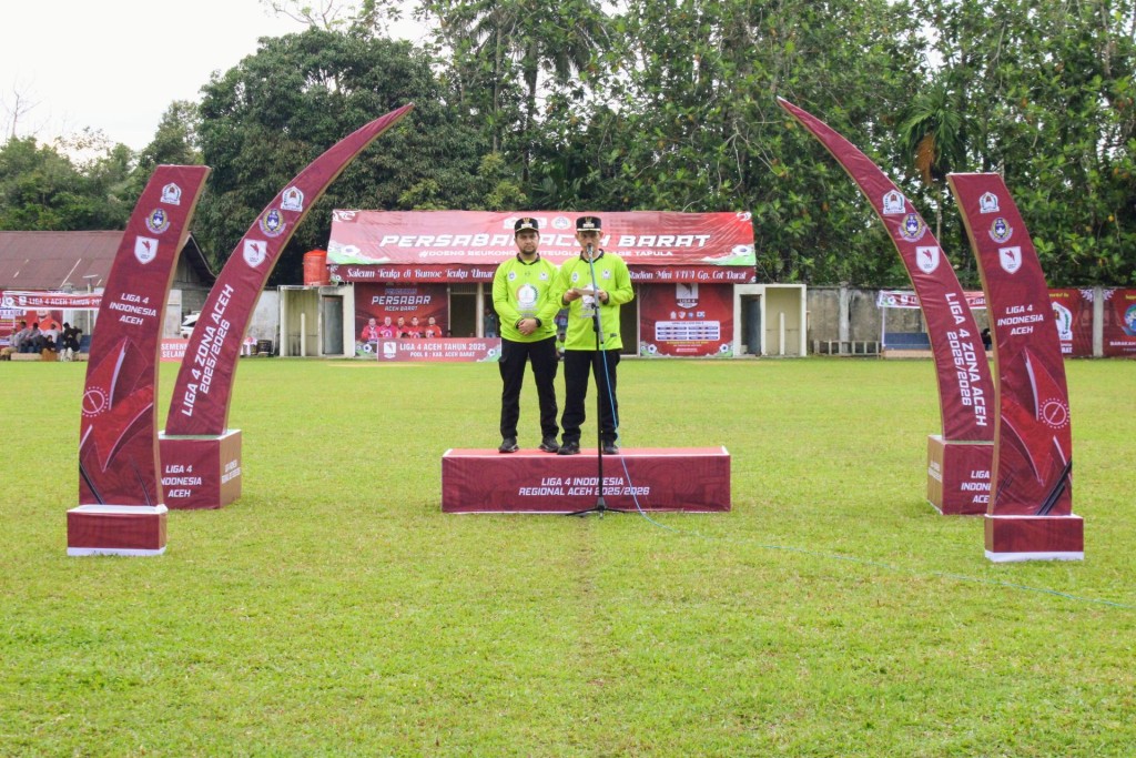 Pembukaan turnament sepak bola oleh bupati Aceh Barat.